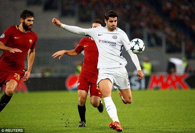 Morata dang anh lang man ben vo anh 9