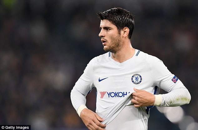Morata dang anh lang man ben vo anh 10