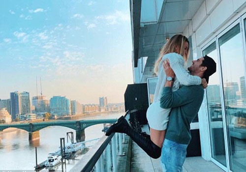 Morata dang anh lang man ben vo truoc tran gap MU hinh anh