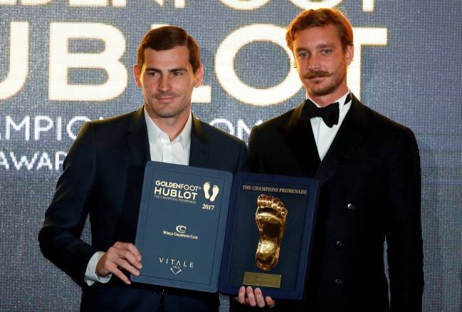 Casillas vuot Ronaldo va Messi, doat Golden Foot 2017 hinh anh