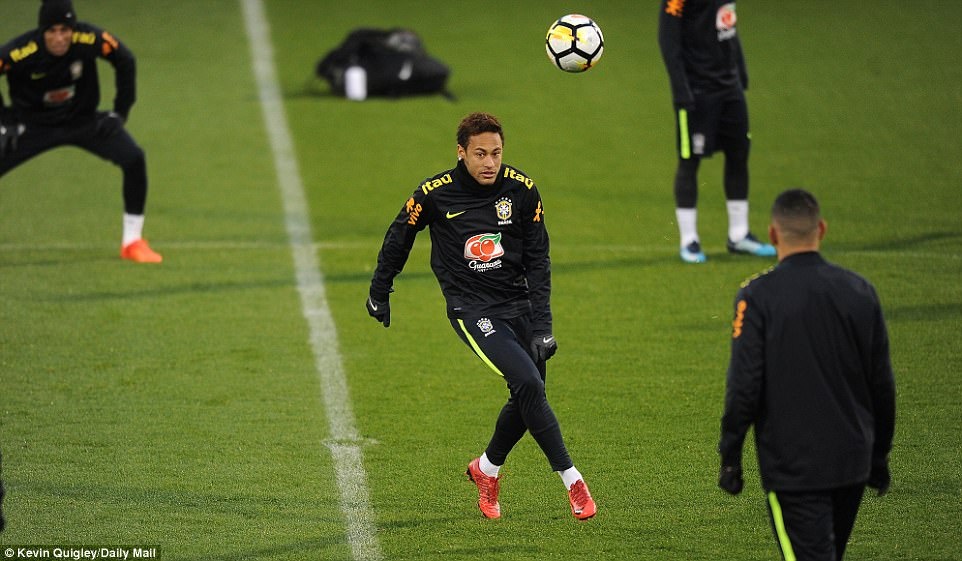 Neymar trở lại tập luyện sau vụ khóc ảnh 3 Neymar tro lai tap luyen sau vu khoc anh 3