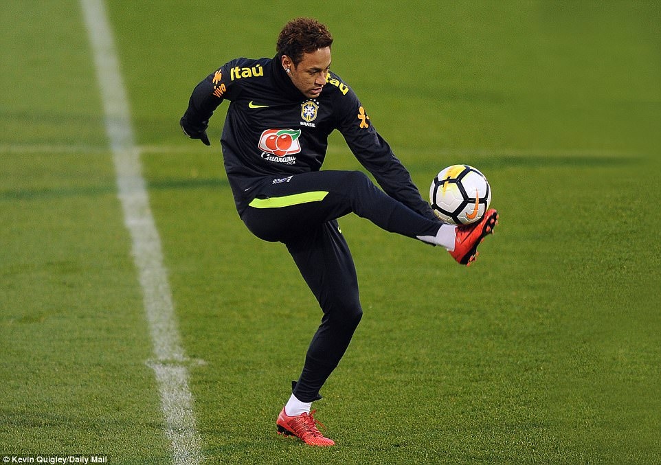 Neymar trở lại tập luyện sau vụ khóc ảnh 4 Neymar tro lai tap luyen sau vu khoc anh 4