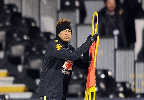 Neymar tro lai tap luyen sau khi khoc trong buoi hop bao hinh anh