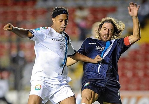 Ronaldinho ghi ban tu khoang cach gan 40 m hinh anh