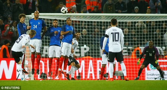 Lacazette lập cú đúp ảnh 4 Lacazette lap cu dup anh 4