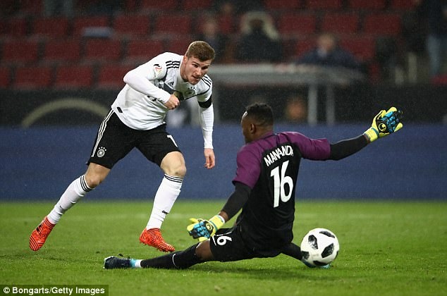 Lacazette lập cú đúp ảnh 6 Lacazette lap cu dup anh 6