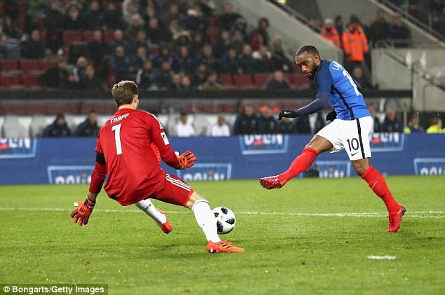 Lacazette lập cú đúp ảnh 7 Lacazette lap cu dup anh 7