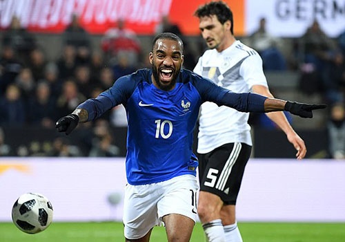 Lacazette lap cu dup, Phap van danh roi chien thang truoc Duc phut 90 hinh anh