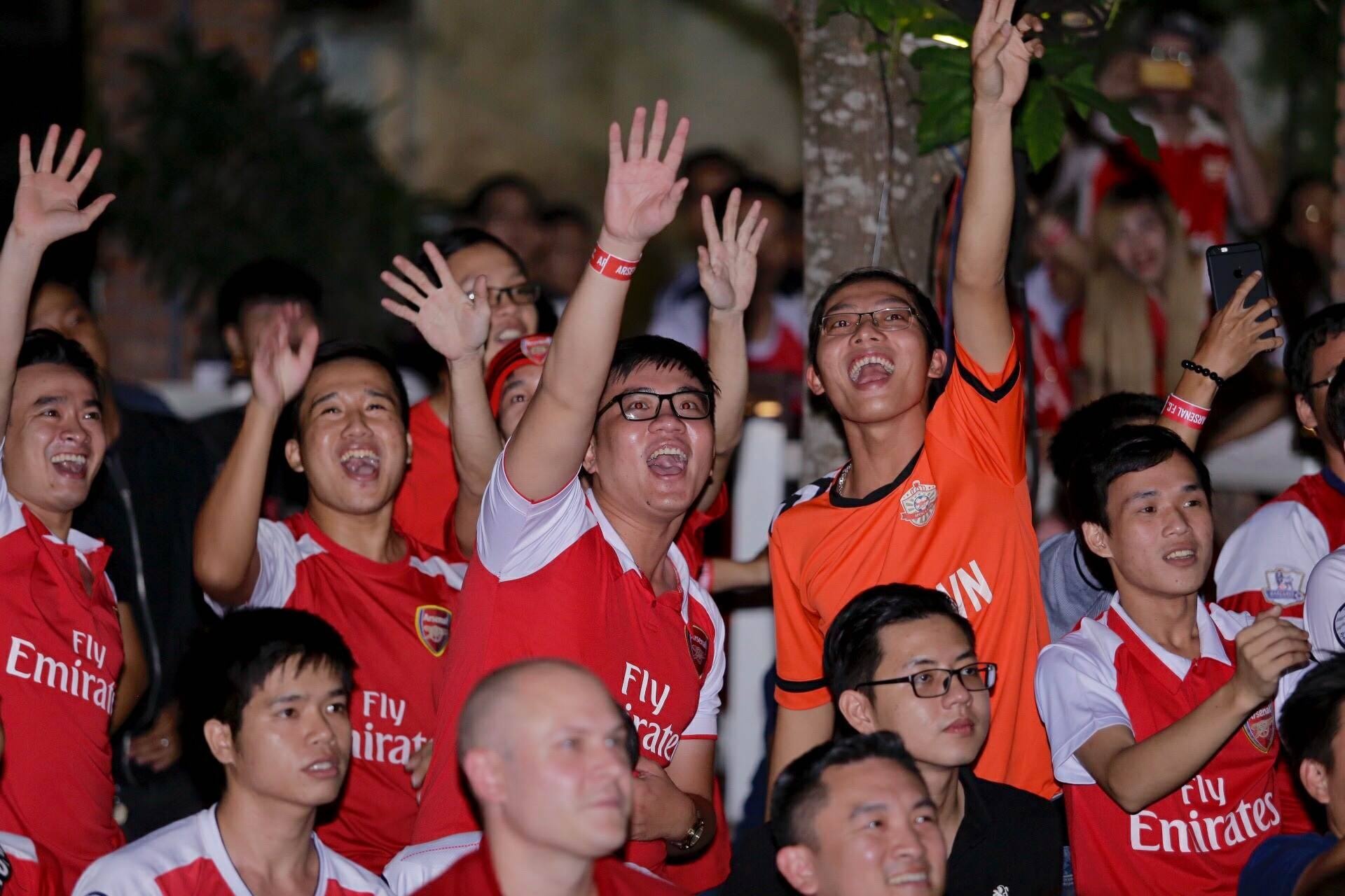 Sol Campbell va CDV Arsenal cuong nhiet an mung ban thang hinh anh