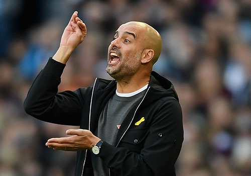 Pep Guardiola trung phat cau thu Man City tu man hinh anh