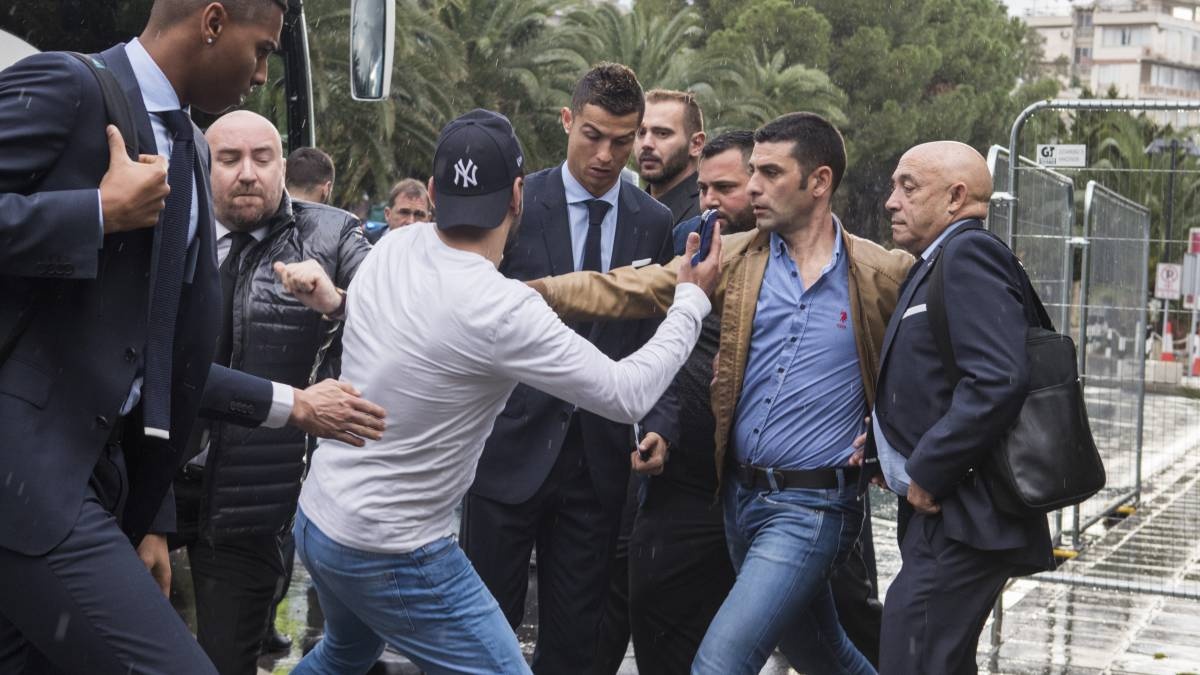 Fan cuong bi ngan can tiep can Ronaldo anh 2