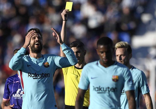 Pique nhan an phat truoc tran Barca cham tran Valencia hinh anh