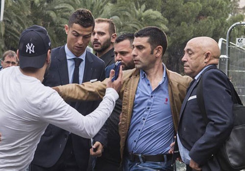 Fan cuong bi ngan can khi co tiep can Ronaldo hinh anh