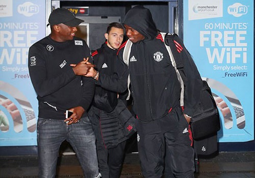 Pogba cuoi dua khi MU tro ve sau that bai o Champions League hinh anh