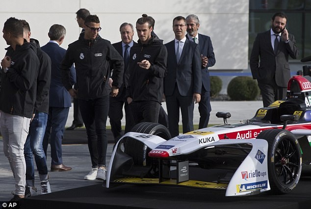 Ronaldo nhận xe sang ảnh 7 Ronaldo nhan xe sang anh 7