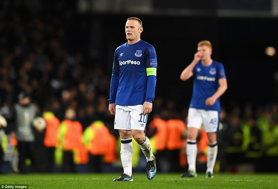 Rooney va dong doi thua 1-5 anh 9