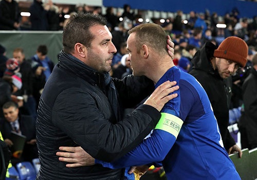 Rooney va dong doi thua 1-5, bi loai khoi Europa League hinh anh