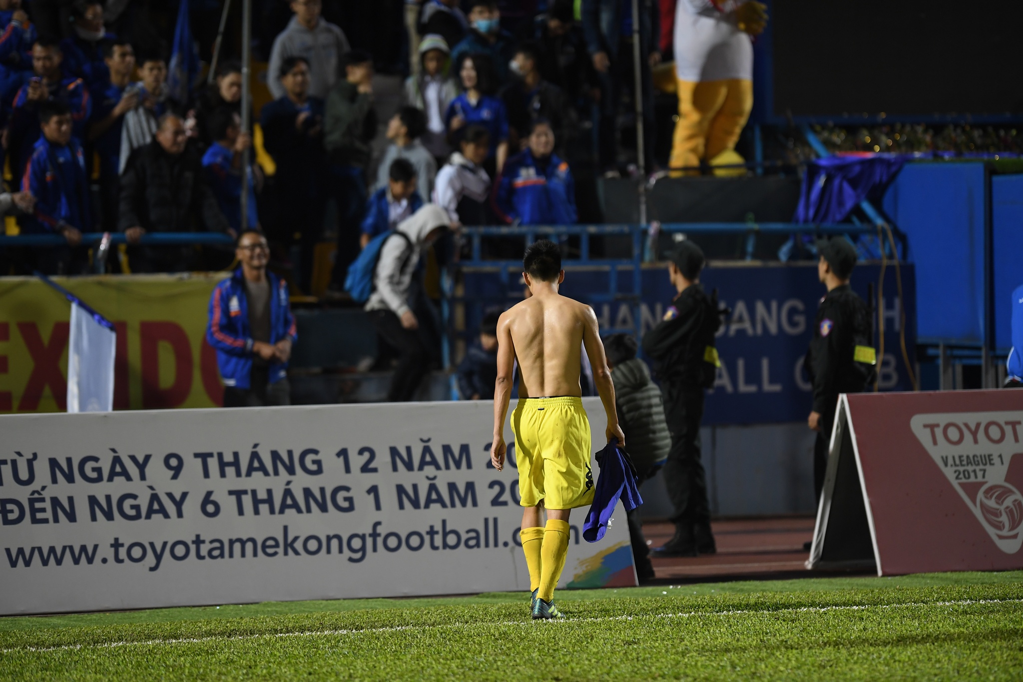 Cau thu Ha Noi khoc khi mat danh hieu anh 3