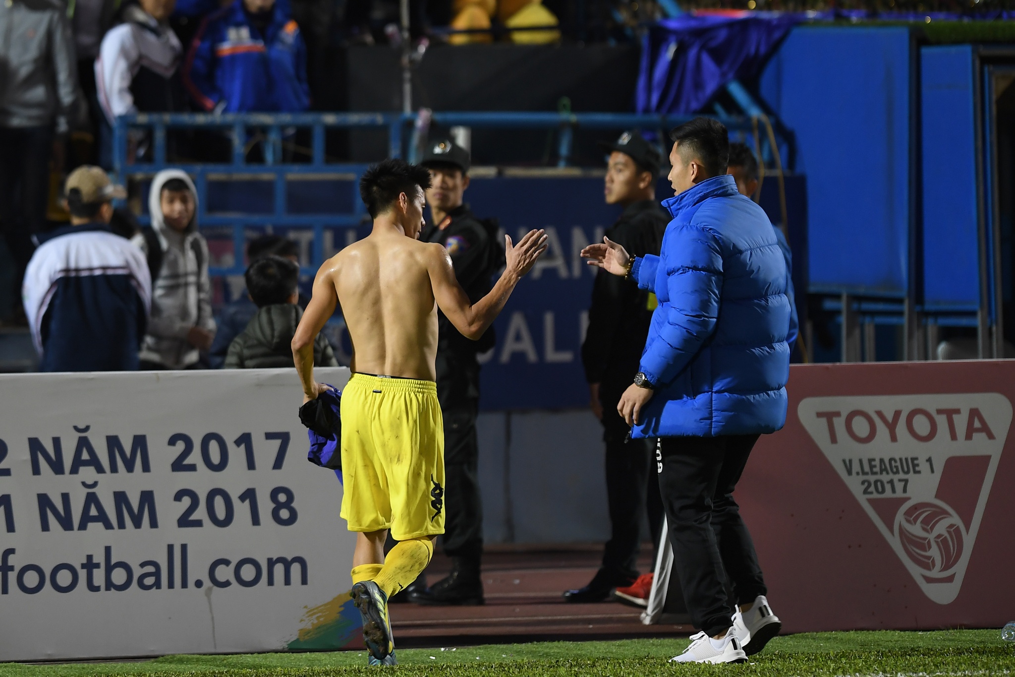 Cau thu Ha Noi khoc khi mat danh hieu anh 4