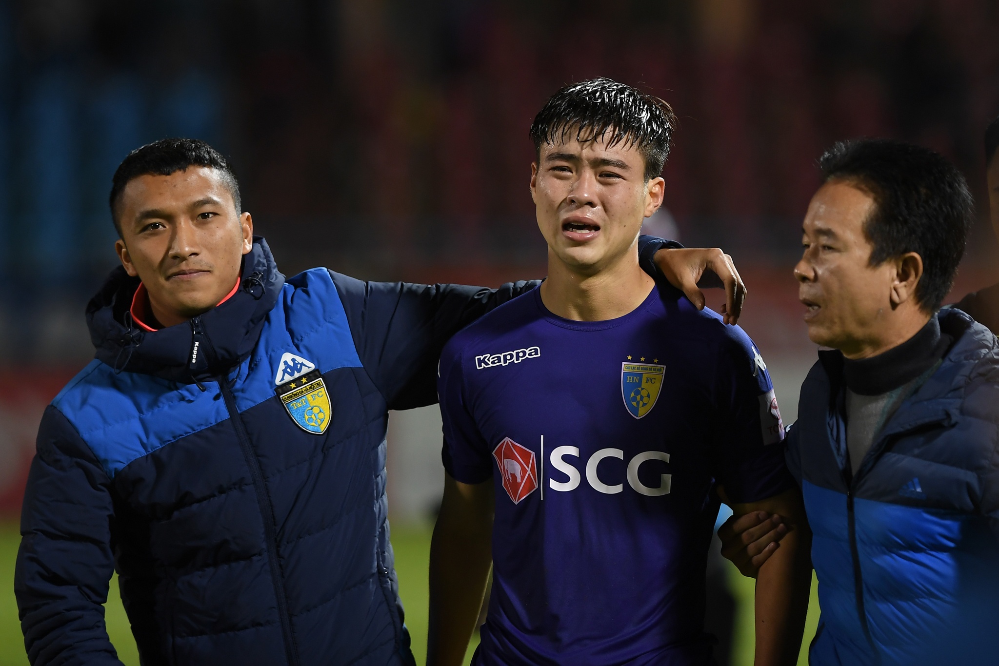 Cau thu Ha Noi khoc khi mat danh hieu anh 6