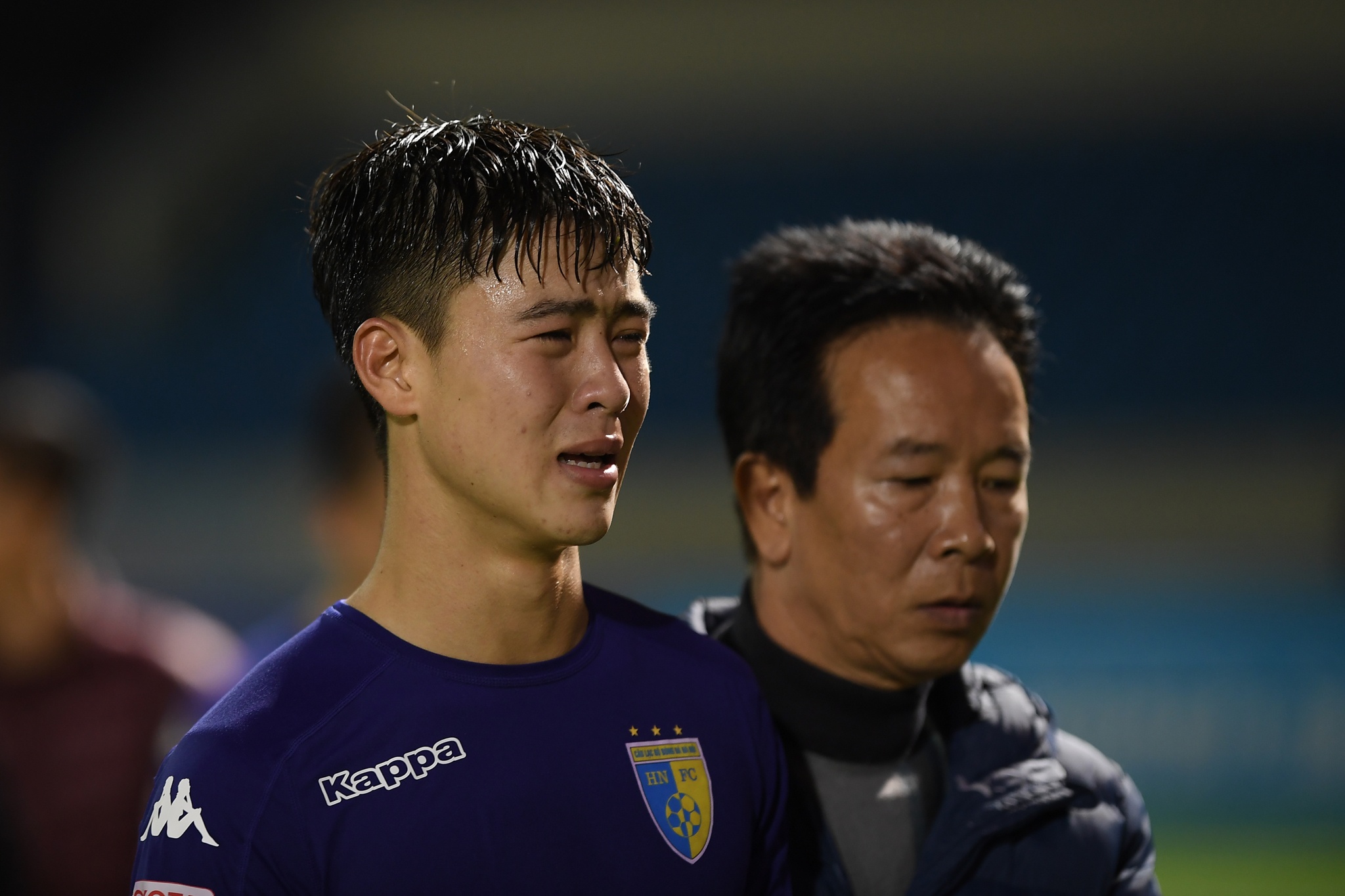 Cau thu Ha Noi khoc khi mat danh hieu anh 7