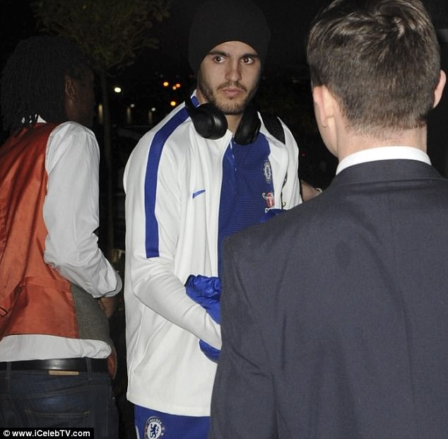 Fabregas bit mat khi Chelsea den Liverpool anh 5