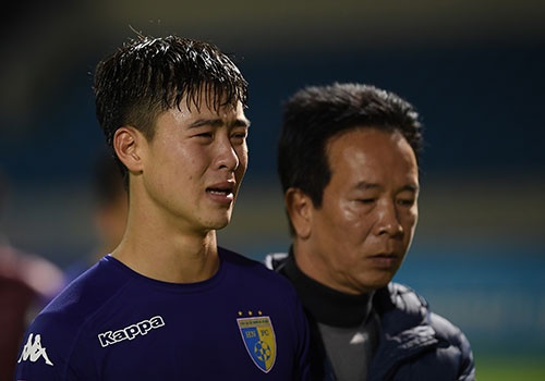 Cau thu Ha Noi khoc khi danh roi chuc vo dich V.League 2017 hinh anh