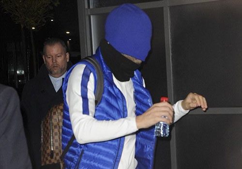 Fabregas treu dua khi bit kin mat truoc tran gap Liverpool hinh anh