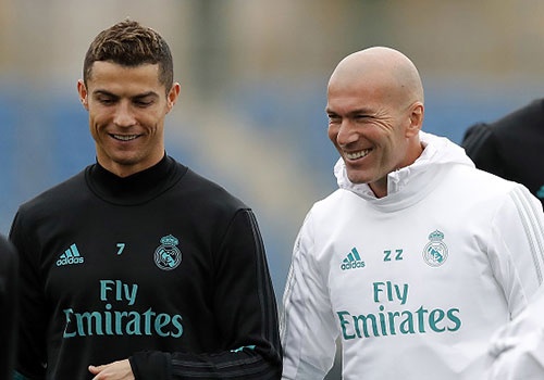 Ronaldo cuoi tuoi, HLV Zidane loai Bale va Ramos hinh anh