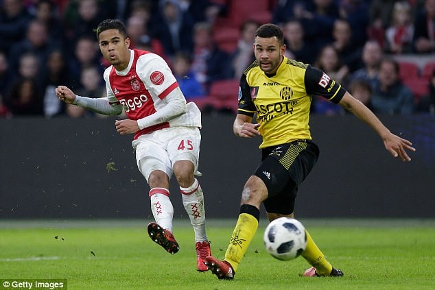 Con trai huyen thoai Kluivert ghi hat-trick anh 2