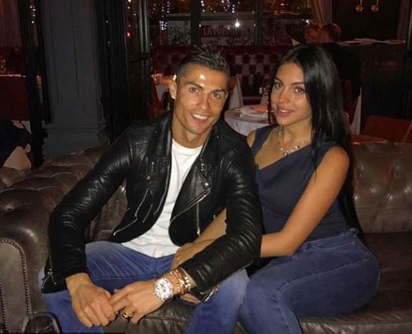 Ronaldo an toi cung ban gai anh 1