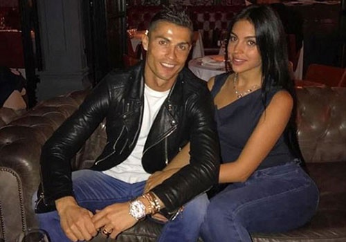 Ronaldo an toi cung ban gai sau khi giai con khat ban thang hinh anh