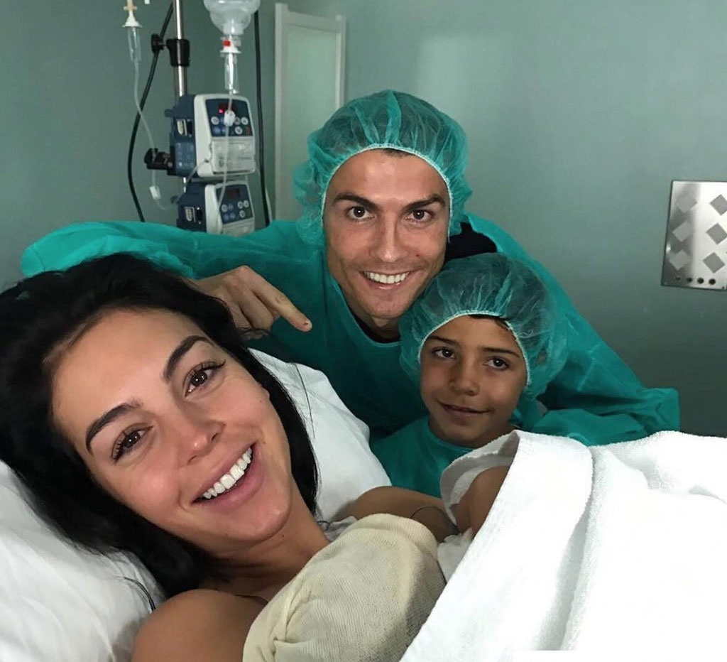 Ronaldo khoe ảnh bên con gái ảnh 4 Ronaldo khoe anh ben con gai anh 4