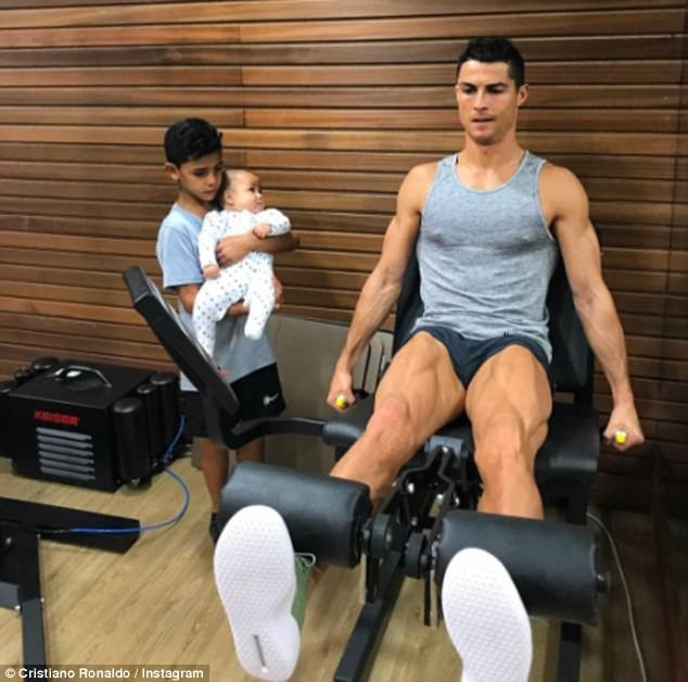 Ronaldo khoe ảnh bên con gái ảnh 6 Ronaldo khoe anh ben con gai anh 6