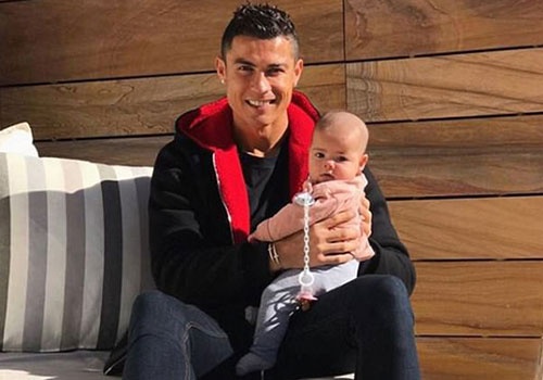 Ronaldo khoe anh ben con gai tren mang xa hoi hinh anh