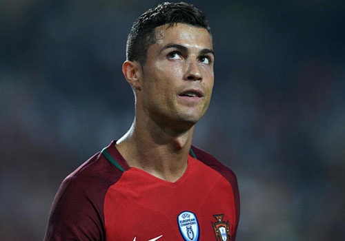 HLV Tay Ban Nha lo lang khi gap Bo Dao Nha cua Ronaldo hinh anh