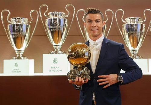 Chu tich Real tuyen bo Ronaldo gianh Qua bong vang 2017 hinh anh