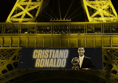 Hinh anh Ronaldo nhan Qua bong vang xuat hien tren mang xa hoi hinh anh