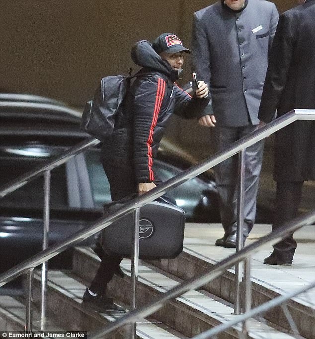 MU đến khách sạn trong đêm ảnh 5 MU den khach san trong dem anh 5