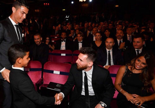 Con trai Ronaldo: ‘Papa, bo da co nhieu Qua bong vang nhu Messi’ hinh anh