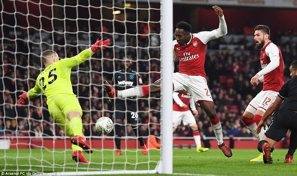 Welbeck dua Arsenal vao ban ket League Cup anh 1