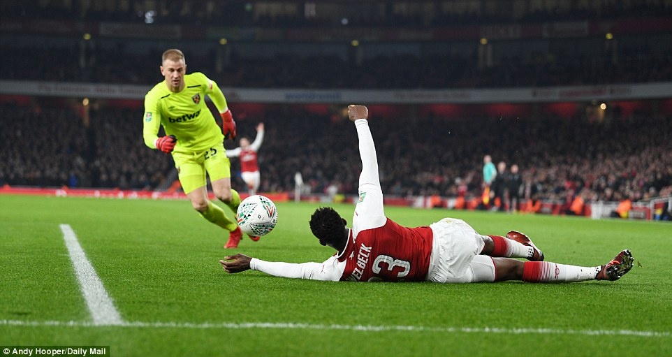 Welbeck dua Arsenal vao ban ket League Cup anh 6