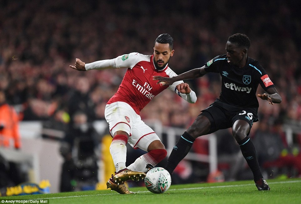 Welbeck dua Arsenal vao ban ket League Cup anh 10