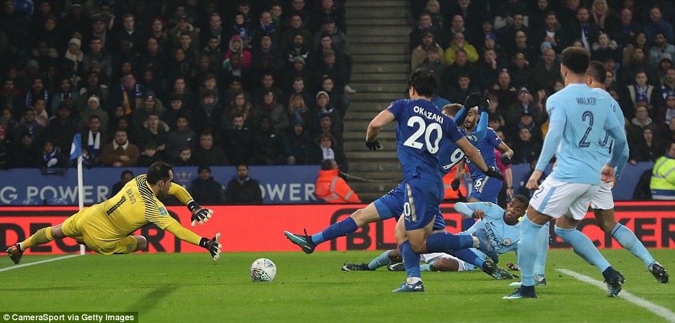 Man City vao ban ket League Cup anh 9