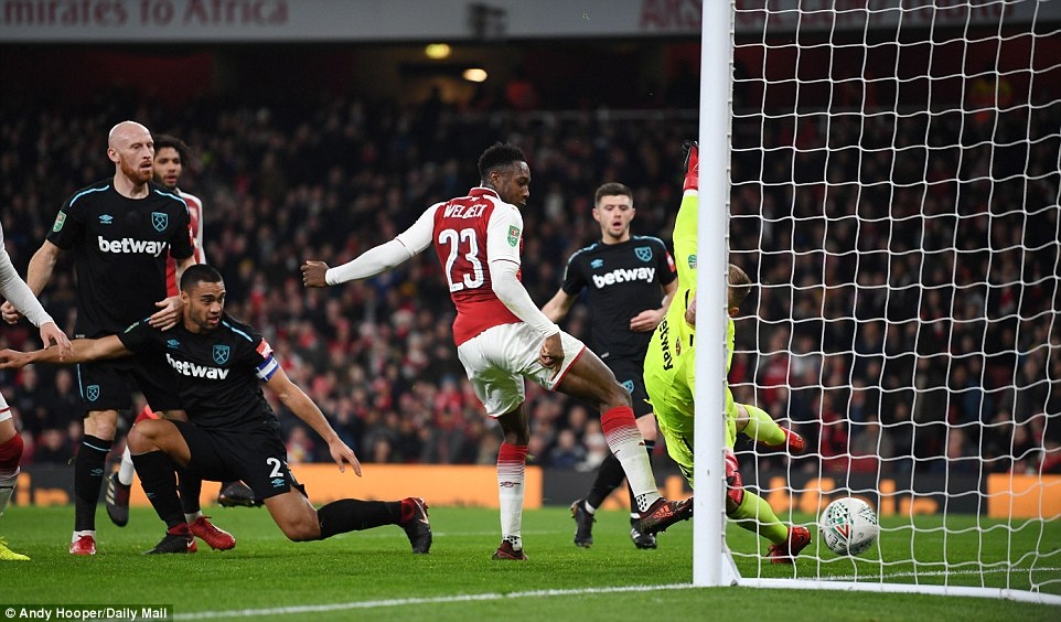 Welbeck dua Arsenal vao ban ket League Cup anh 7