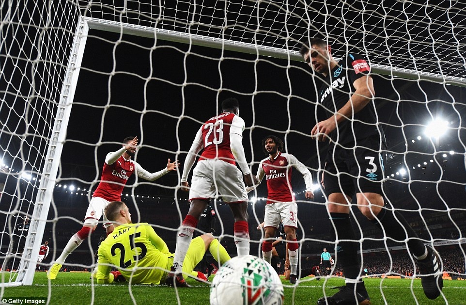 Welbeck dua Arsenal vao ban ket League Cup anh 8