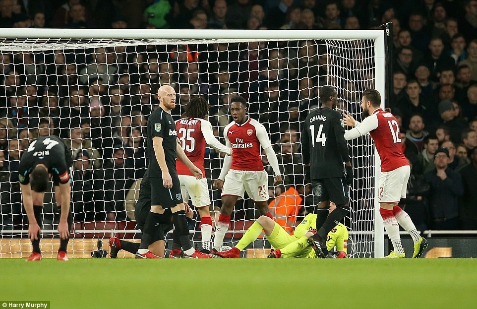 Welbeck dua Arsenal vao ban ket League Cup anh 9