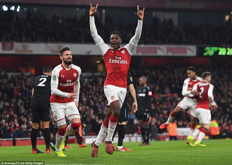 Welbeck dua Arsenal vao ban ket League Cup anh 2