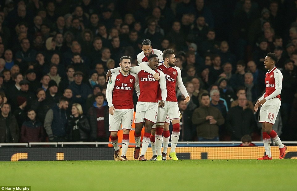 Welbeck dua Arsenal vao ban ket League Cup anh 11