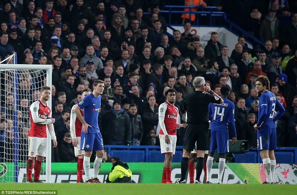 Arsenal hoa Chelsea nho thu mon Ospina anh 12